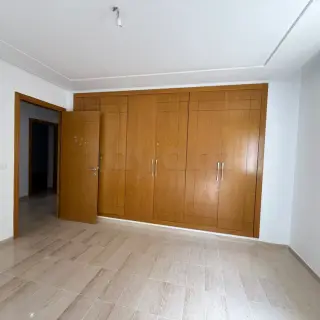 Appartement S+3 avec balcon et chauffage central à Ain Zaghouan