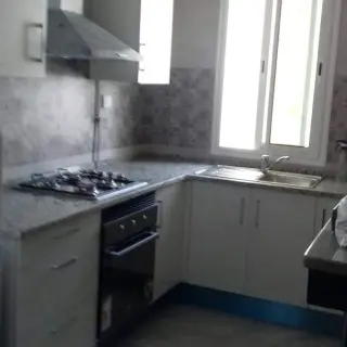 Appartement S+1 meublé au 1er étage avec titre bleu, cité El Wahat à L'Aouina — photo 2