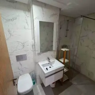Appartement S+1 haut standing au 2e étage avec deux balcons, Cité Ennasr 2 — photo 4