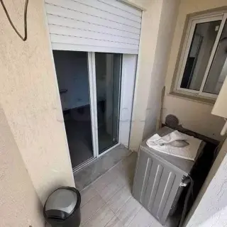 Appartement S+1 haut standing au 2e étage avec deux balcons, Cité Ennasr 2 — photo 5