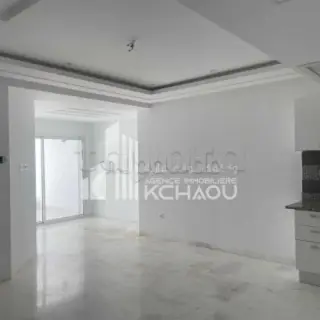 Appartement S+1 au 5e étage avec terrasse et parking, Cité Ennasr 2