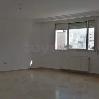 S+2 de 95 m² avec chauffage central aux Jardins d’El Menzah 1
